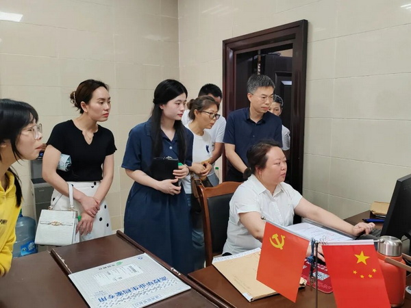 内江市人社局以“共话档案面对面 服务群众心连心”为主题开展政务开放日活动
