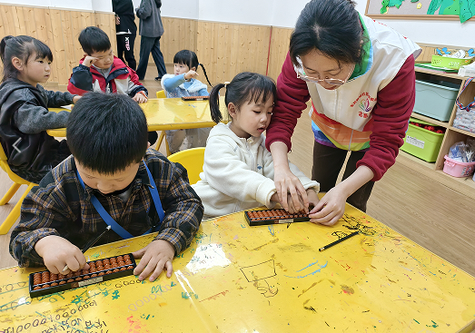 党建领航护新芽 七彩暖心伴成长 乐山峨边东风新城社区春假托管班暖心开班