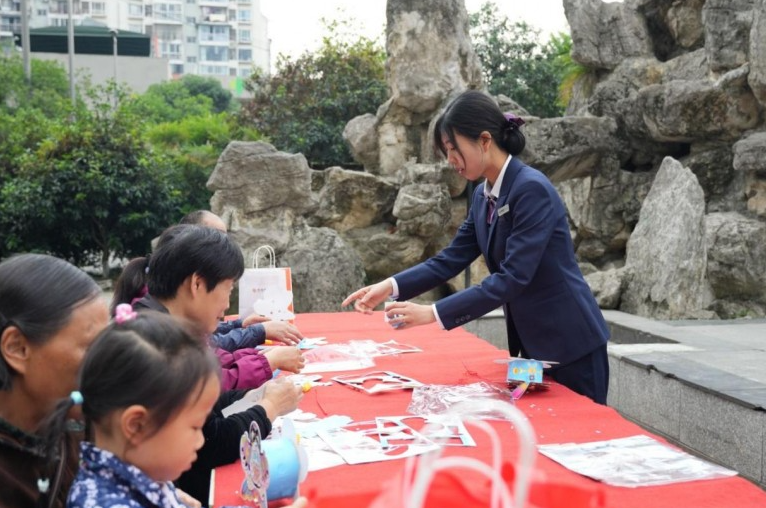 银社同心庆五一 成都银行培风横街支行游园会欢乐开锣